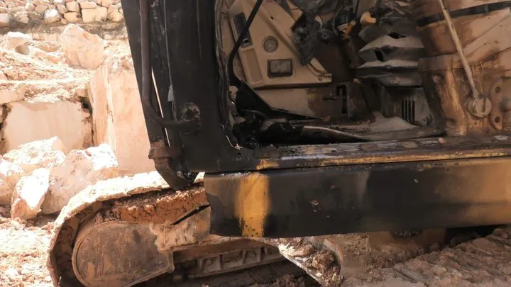 مستعمرون يحرقون جرافتين ببلدة سعير شمال شرق الخليل